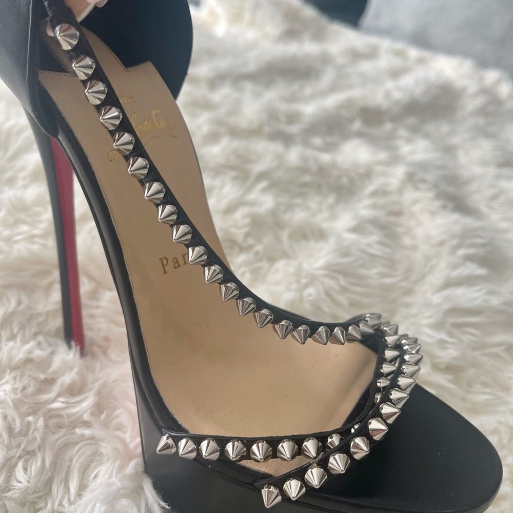 Gorgeous and pristine spiked Christian Louboutin heels. Very rare! - Picture 12 of 15
